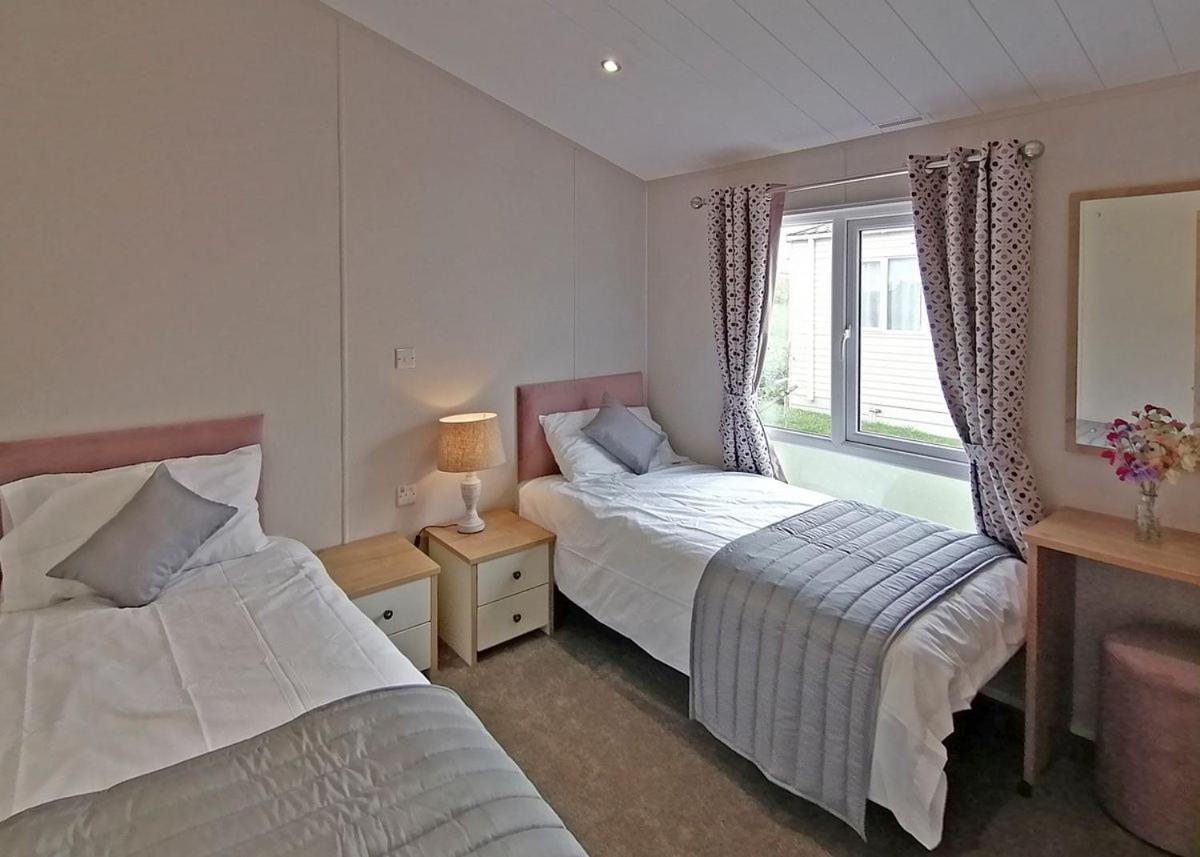 The Springs Lakeside Holiday Park Fladbury Exterior photo