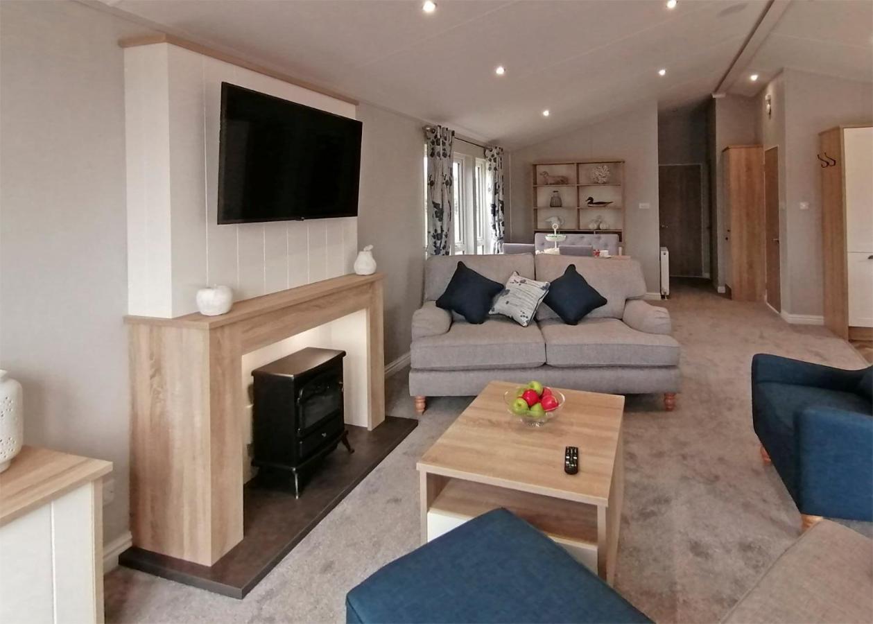 The Springs Lakeside Holiday Park Fladbury Exterior photo