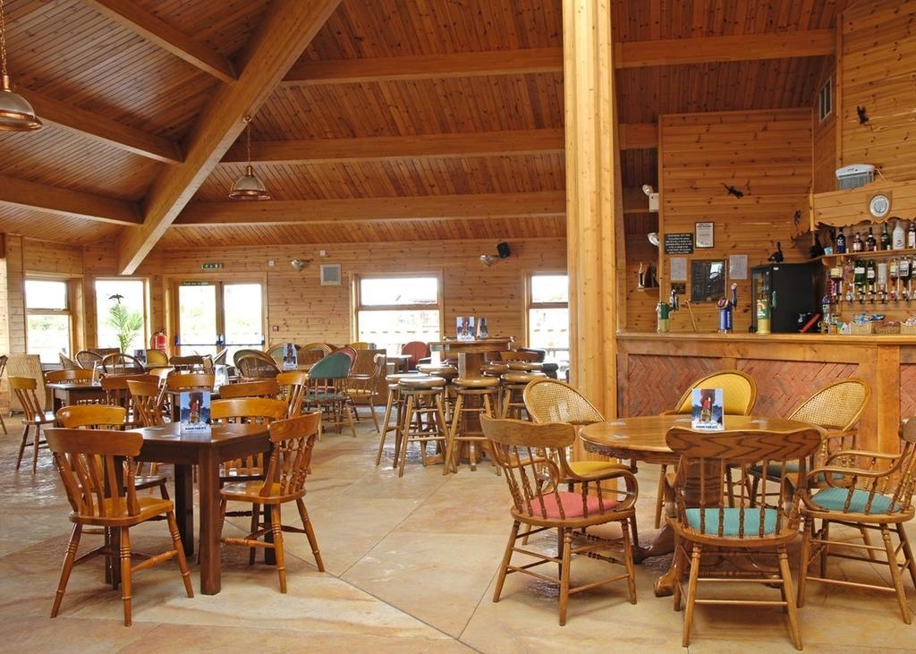 The Springs Lakeside Holiday Park Fladbury Room photo